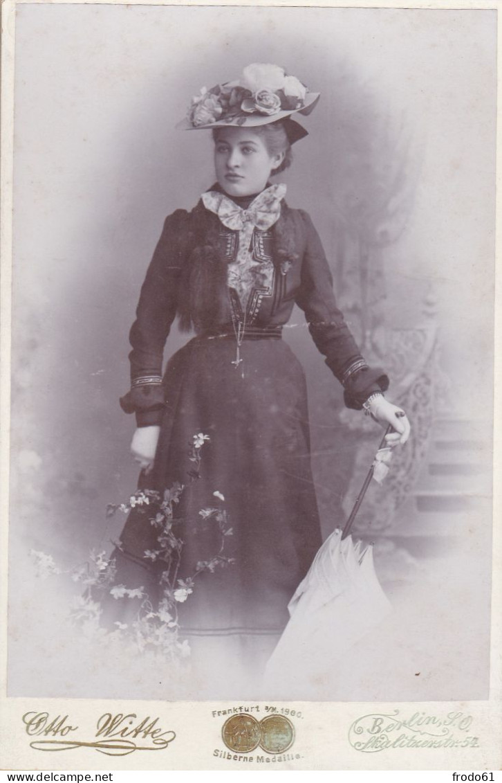 GEKARTONNEERDE FOTO 10.50 X 16cm, ROND 1900, VROUW, FEMME, LADY, PHOTOGR. OTTO WITTE, BERLIN S.O. - Oud (voor 1900)