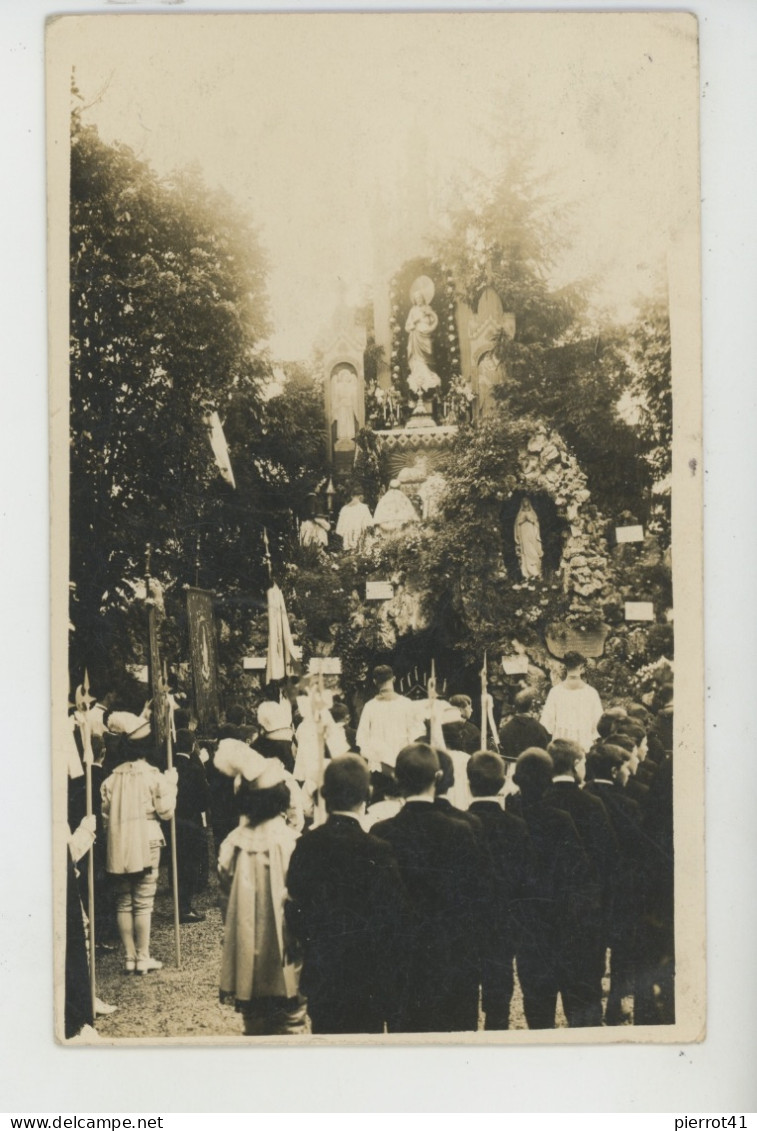 BELGIQUE - HAINAUT - Belle Carte Photo Souvenir De MOMIGNIES  (célébration Religieuse En 1925) - Momignies