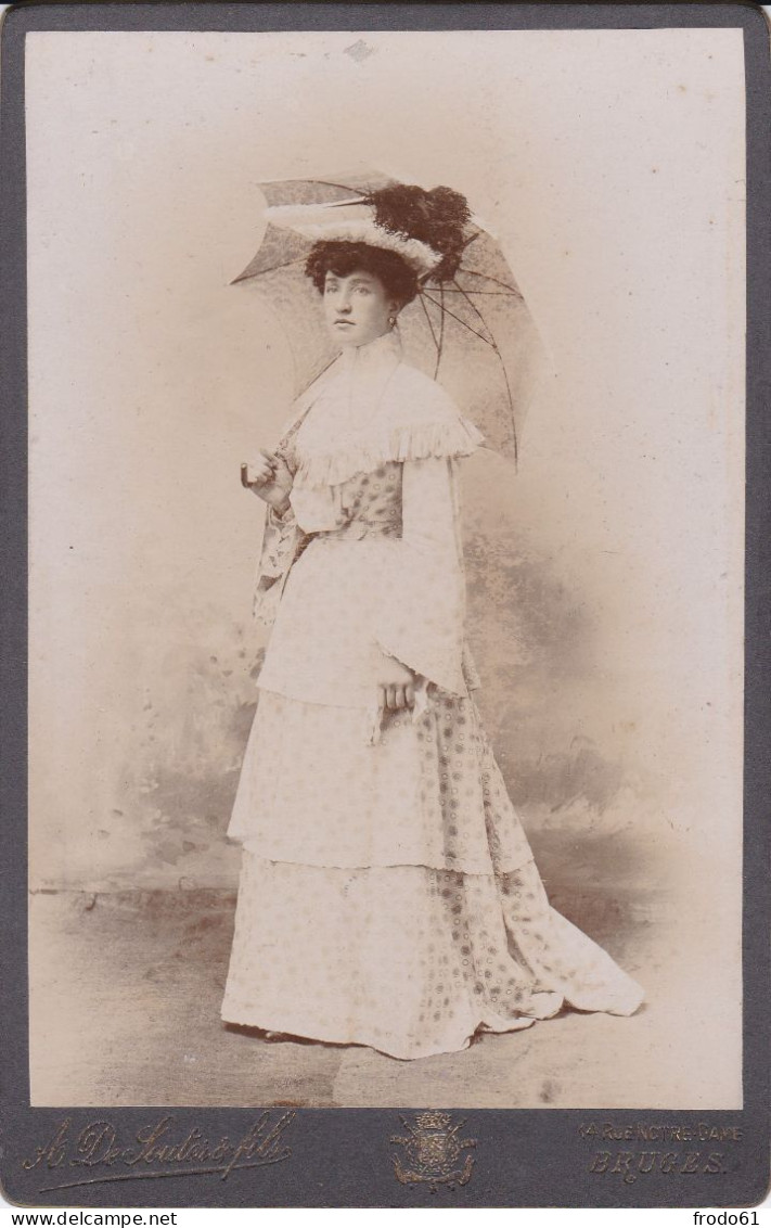 GEKARTONNEERDE FOTO 10.50 X 16cm, ROND 1900, VROUW, FEMME, LADY, PHOTOGR. BRUGGE, BRUGES - Antiche (ante 1900)