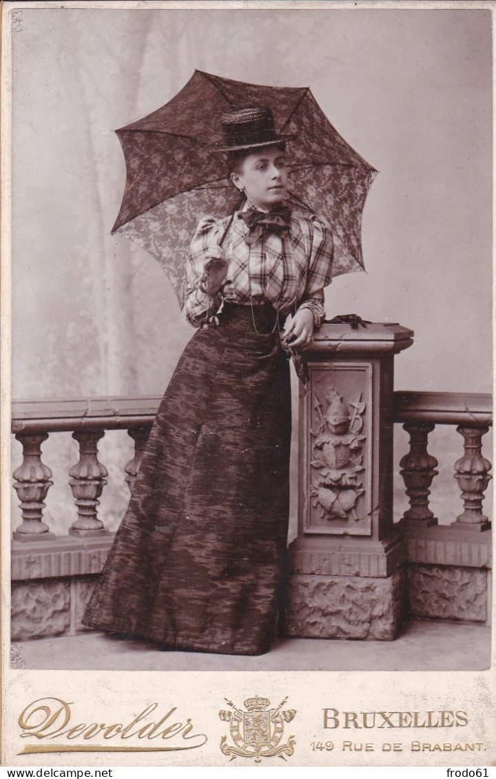 GEKARTONNEERDE FOTO 10.50 X 16cm, ROND 1900, VROUW, FEMME, LADY, PHOTOGR.DEVOLDER BRUXELLES, BRUSSEL - Alte (vor 1900)