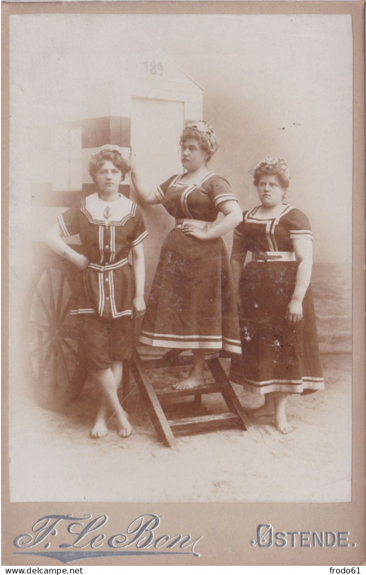 GEKARTONNEERDE FOTO 10.50 X 16cm, ROND 1900, VROUWEN AAN STRANDKAR, FEMMES A LA PLAGE, PHOTOGR. F. LE BON, OOSTENDE - Antiche (ante 1900)