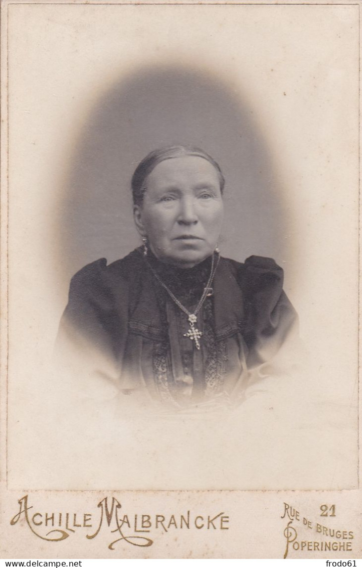 GEKARTONNEERDE FOTO 10.50 X 16cm, ROND 1900, VROUW, FEMME, LADY, PHOTOGR. A. MALBRANCKE, POPERINGHE - Oud (voor 1900)