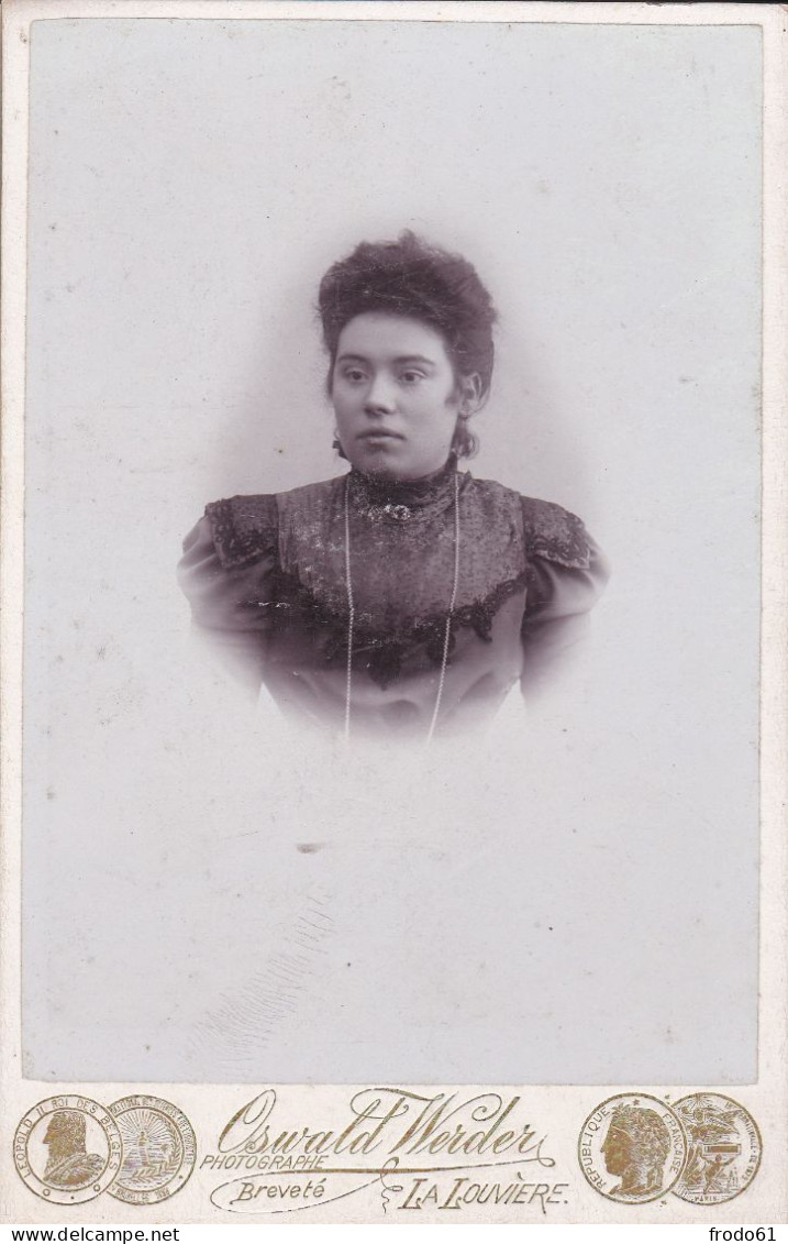 GEKARTONNEERDE FOTO 10.50 X 16cm, ROND 1900, VROUW, FEMME, LADY, PHOTOGR. OSWALD WERDER, LA LOUVIERE - Antiche (ante 1900)