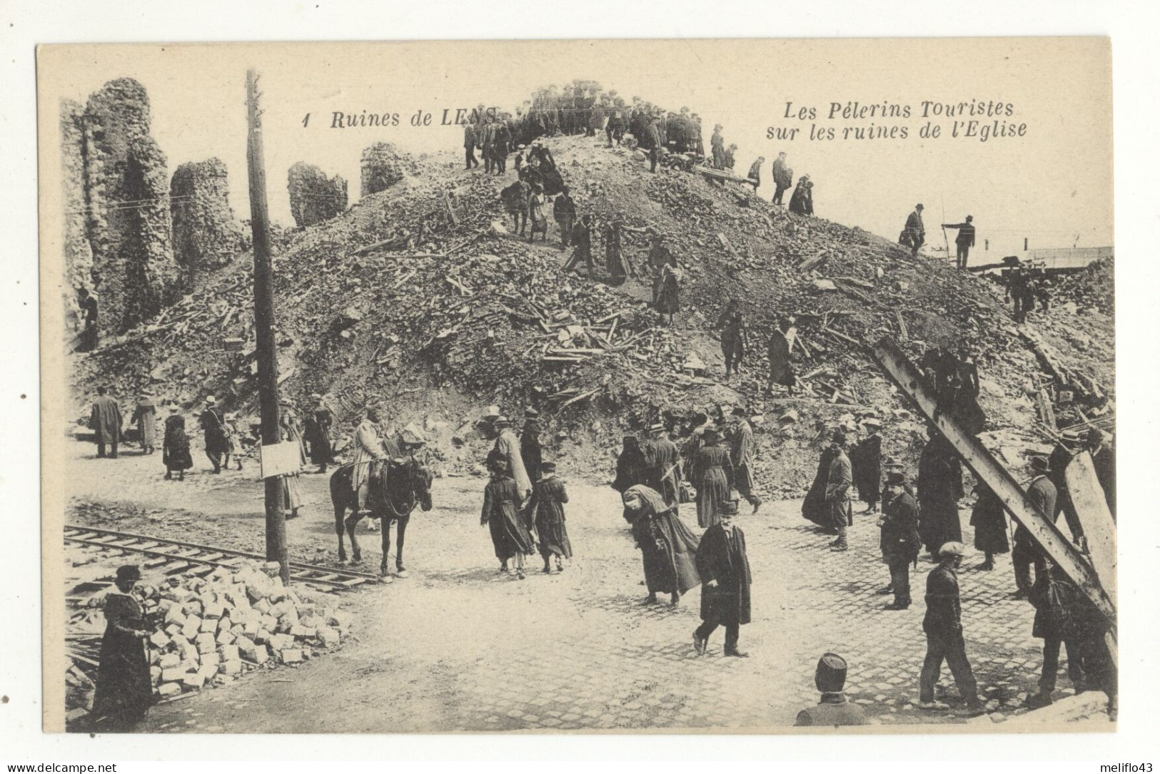 62/ CPA - Ruines De Lens - Les Pélerins Touristes Sur Les Ruines De L'Eglise - Lens