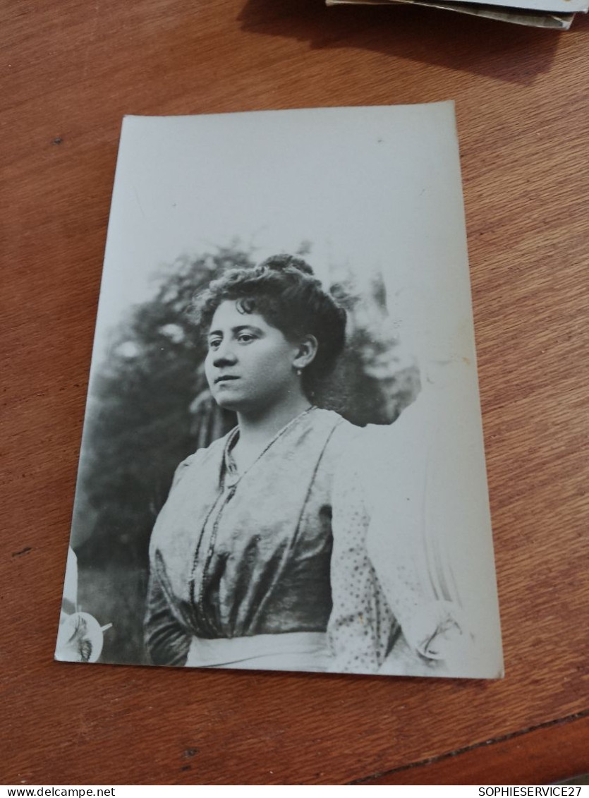 562 //  PHOTO  ANCIENNE  JEUNE FEMME - Photographs