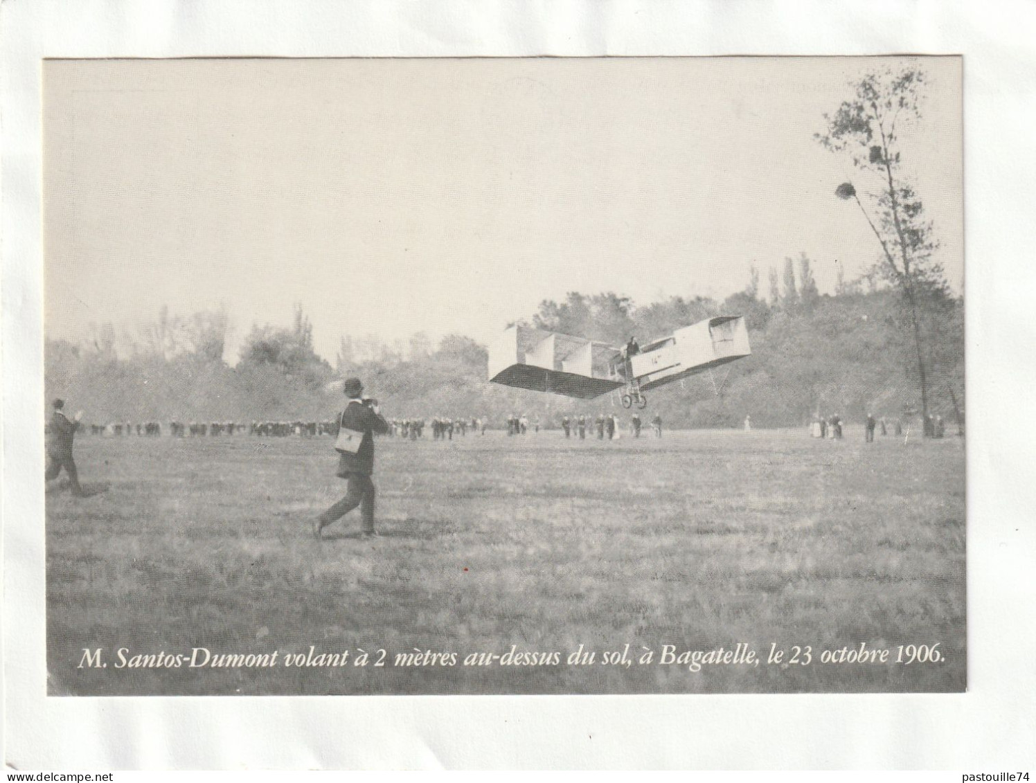 CP. 14,5 X 10  -  M. Santos-Dumont Volant à 2 Mètres Au-dessus Du Sol, à Bagatelle, Le 23 Octobre 1906 - Piloten