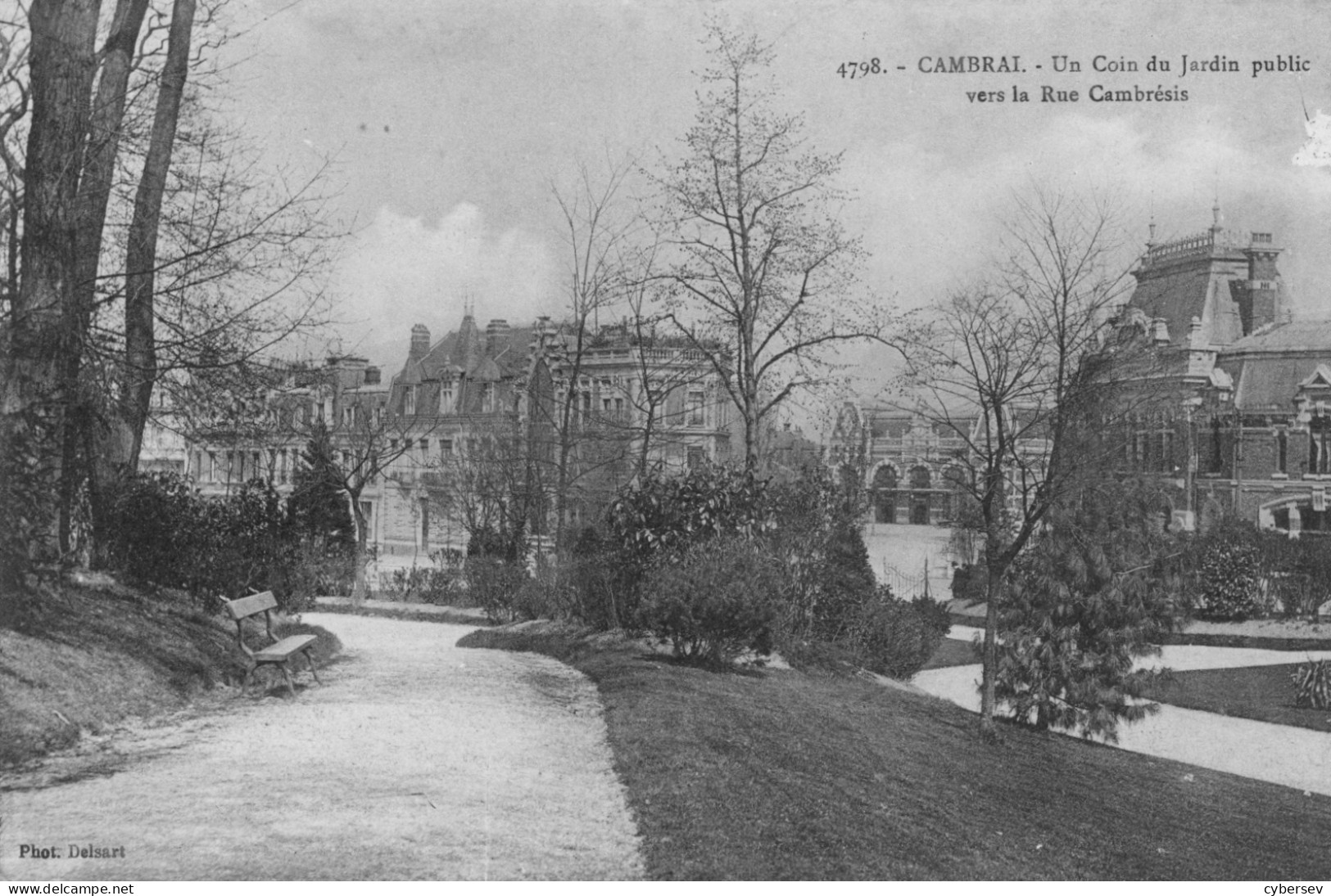 CAMBRAI - Un Coin Du Jardin Public Vers La Rue Cambrésis - Cambrai