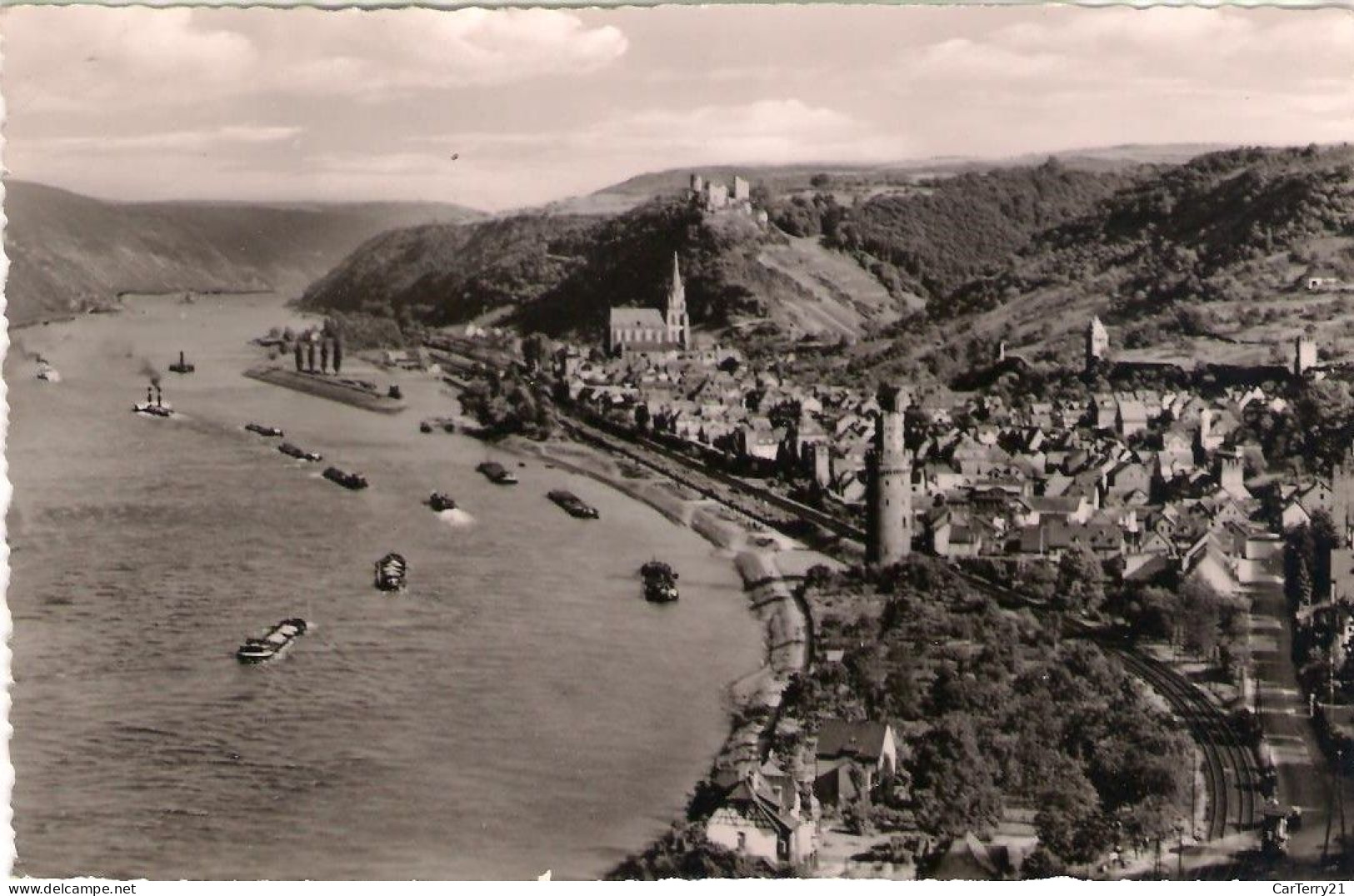 ALLEMAGNE.OBERWESEL (RHENANIE PALATINAT).VUE AERIENNE.PENICHES SUR LE RHIN. - Oberwesel