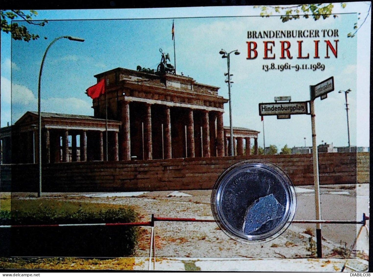 BERLIN   ( ALLEMAGNE )  BRANDENBURGER TOR .  13 . 8 . 1961 _ 9. 11 . 1989 . MORCEAU DE MUR DE BERLIN SOUS BLISTER - Autres & Non Classés
