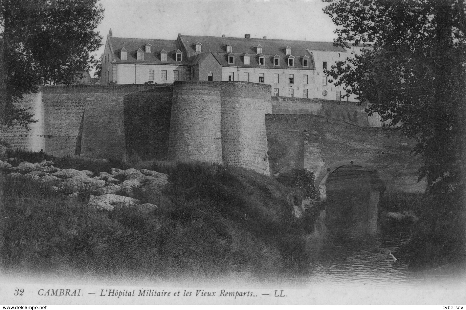 CAMBRAI - L'Hôpital Militaire Et Les Vieux Remparts - Cambrai