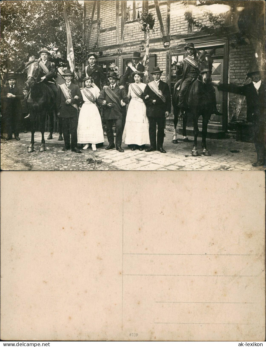 Foto  Männer Hochdekoriert Flaggen Pferde 1918 Privatfoto - Ohne Zuordnung