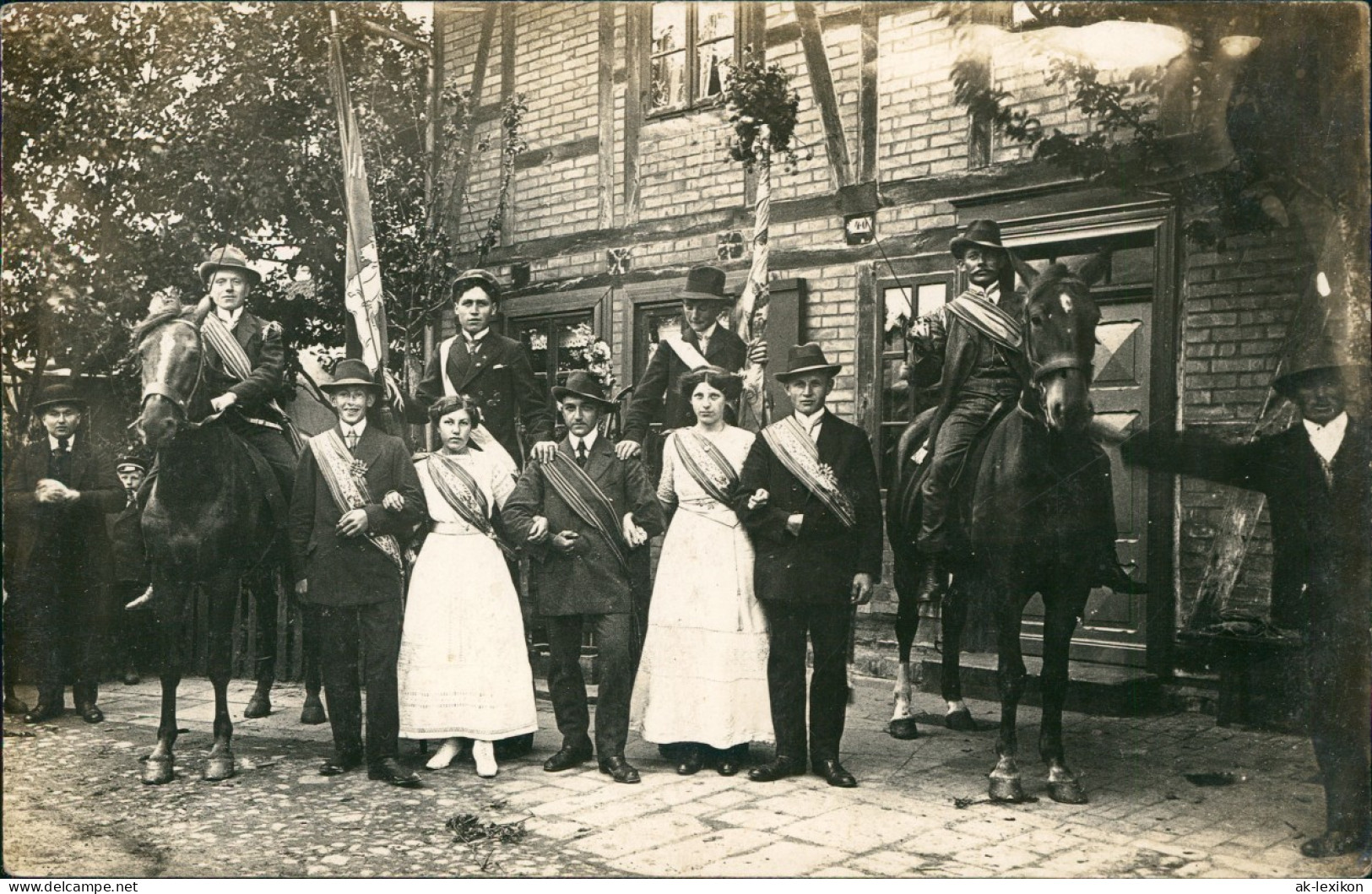 Foto  Männer Hochdekoriert Flaggen Pferde 1918 Privatfoto - Non Classés