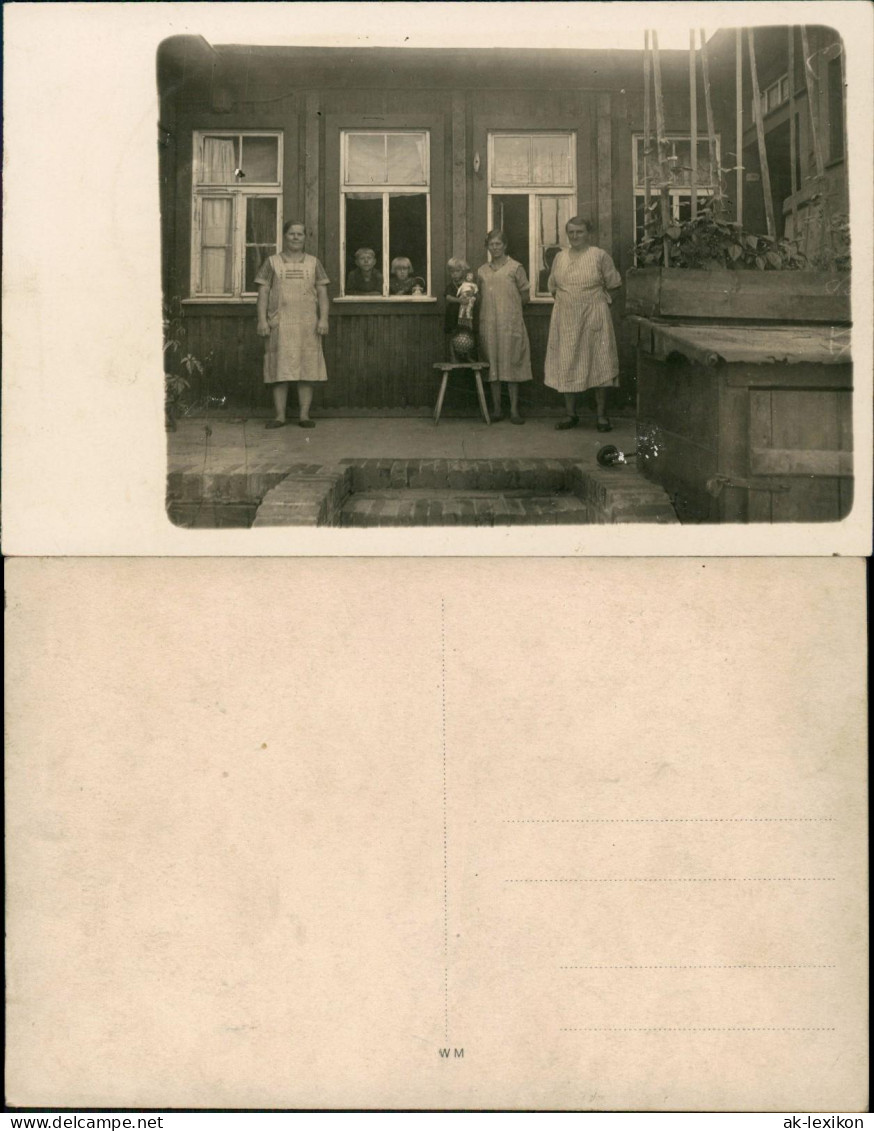 Foto  Frauen Und Kinder Vor Haus Rückansicht 1928 Privatfoto - To Identify