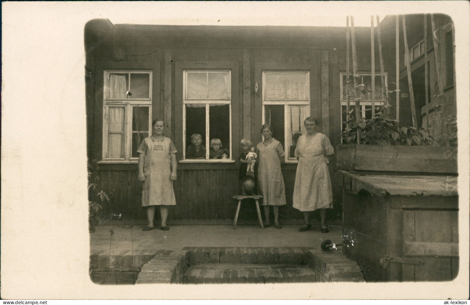 Foto  Frauen Und Kinder Vor Haus Rückansicht 1928 Privatfoto - Zu Identifizieren