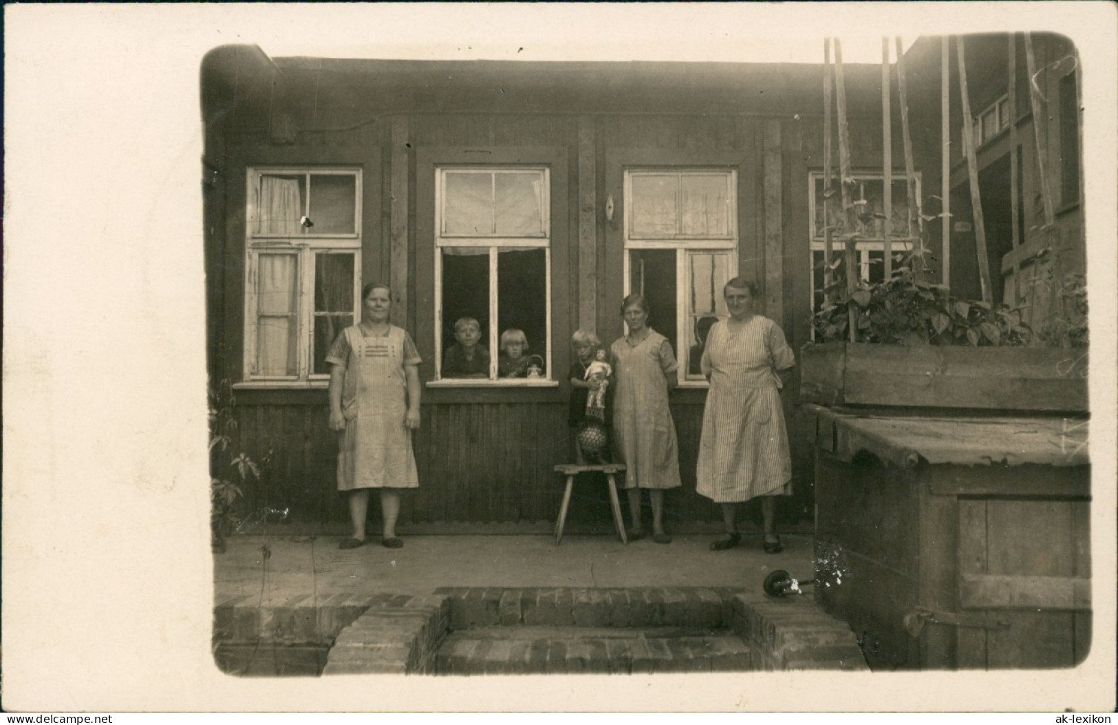 Foto  Frauen Und Kinder Vor Haus Rückansicht 1928 Privatfoto - To Identify