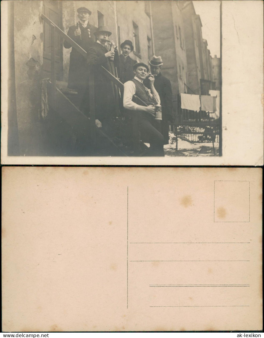 Menschen / Soziales Leben - Männer Mit Bier Hintereingang 1922 Privatfoto - Personen