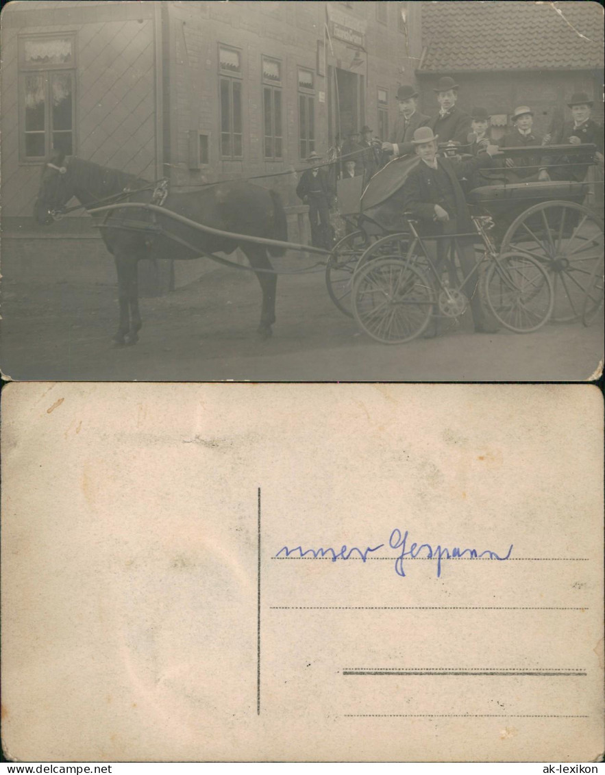 Foto  Kutsche Und Fahrrad Vor Geschäft Männer 1913 Privatfoto - Ohne Zuordnung