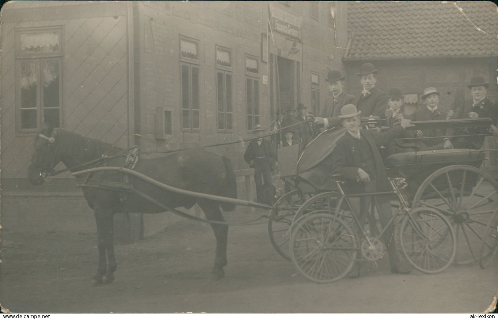 Foto  Kutsche Und Fahrrad Vor Geschäft Männer 1913 Privatfoto - Ohne Zuordnung