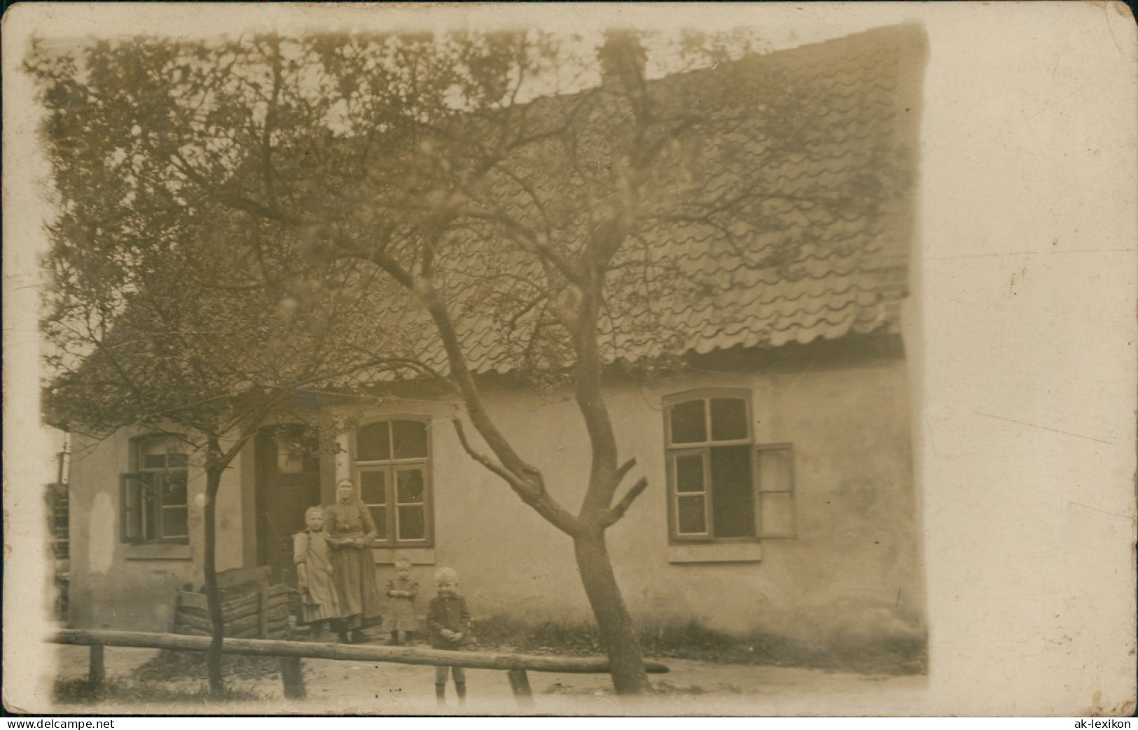 Foto  Frau Mit Kindern Vor Bauernhaus 1917 Privatfoto Foto - A Identifier