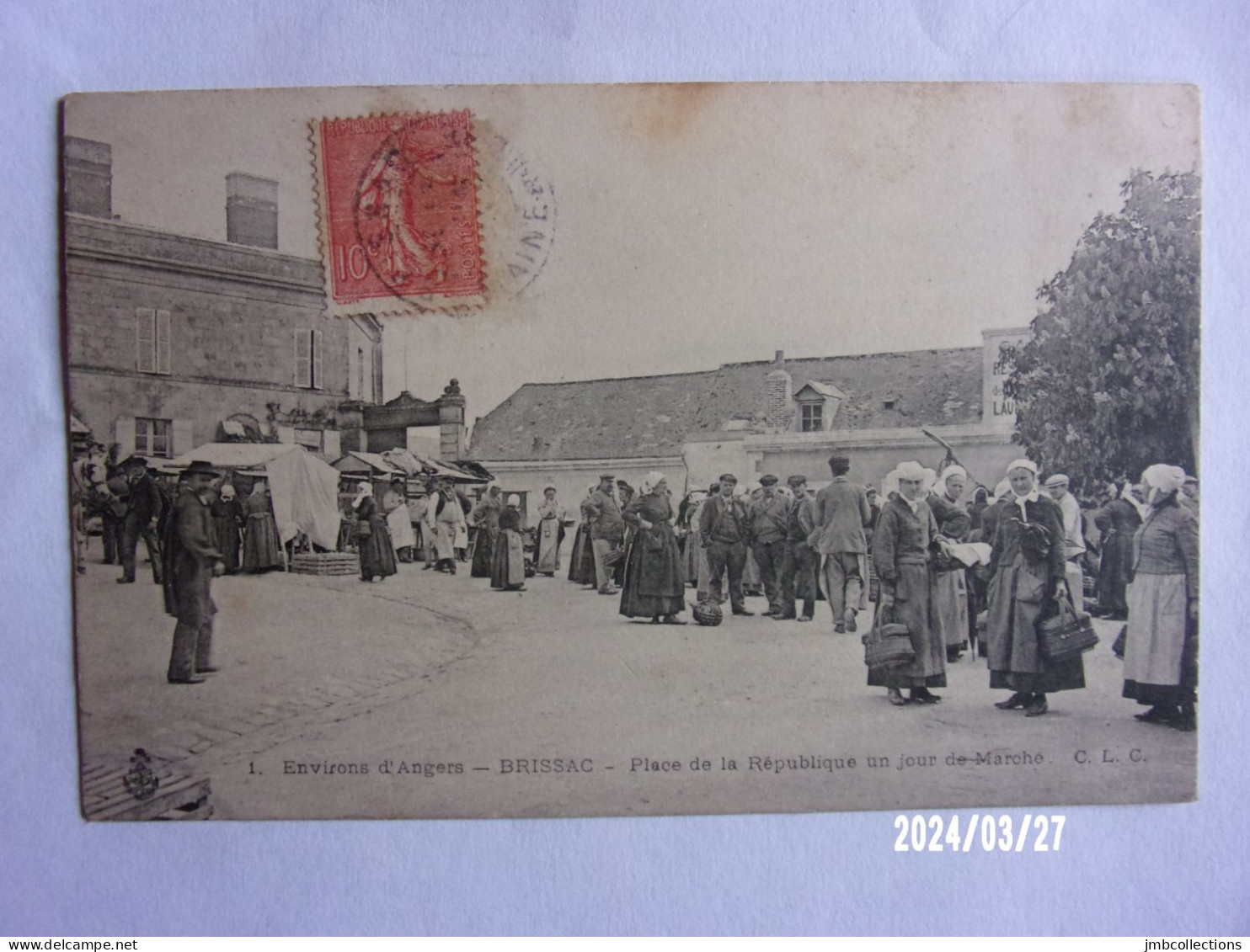 BRISSAC (Maine Et Loire) PLACE DE LA REPUBLIQUE UN JOUR DE FOIRE ENVIRONS D'ANGERS N°1 - Altri & Non Classificati