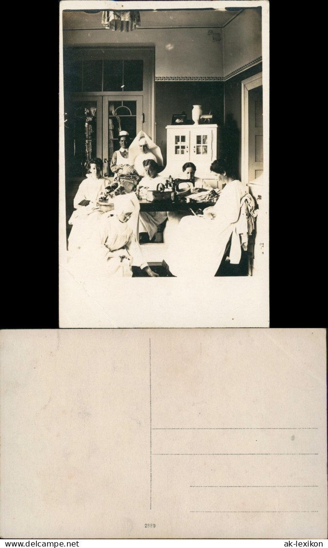 Foto  Krankenschwestern Beim Nähen Im Lazarett 1918 Privatfoto - Non Classés