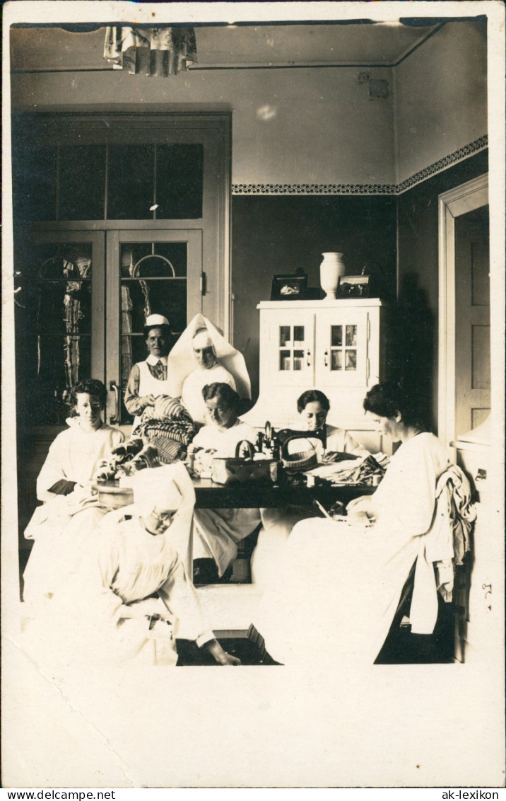 Foto  Krankenschwestern Beim Nähen Im Lazarett 1918 Privatfoto - Non Classés