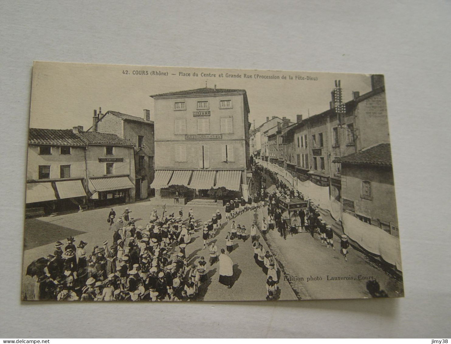 RHONE-COURS-42-PLACE DU CENTRE ET GRANDE RUE PROCESSION DE LA FETE DIEU ANIMEE - Cours-la-Ville