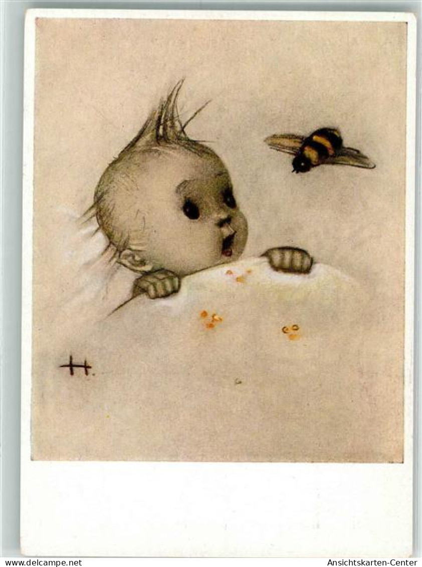 39786105 - No. 5207 Lachendes Baby Im Bett Beobachtet Eine Biene Verlag Josef Mueller - Hummel