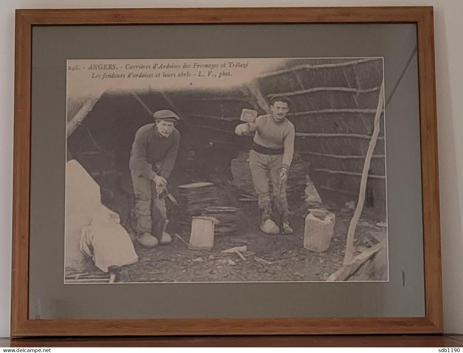 Cadre 51,5 X 40 -  Les Fendeurs D'ardoises Dans Leurs Abris (agrandissement Carte Postale Ancienne) - Artisanat