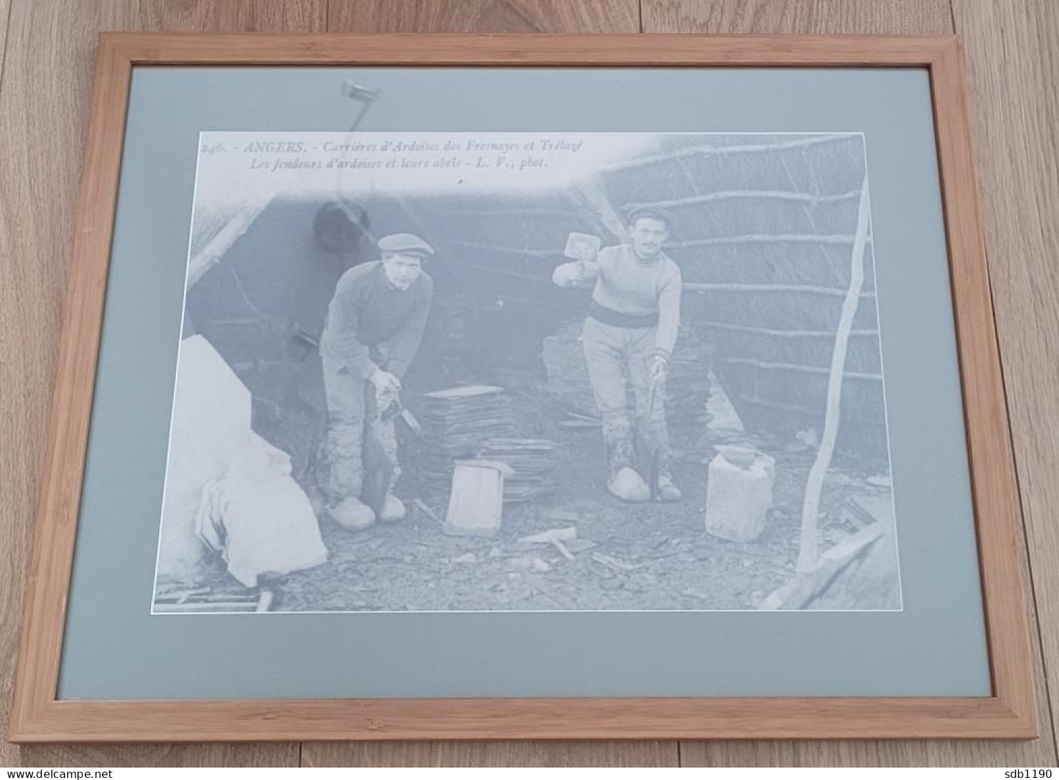 Cadre 51,5 X 40 -  Les Fendeurs D'ardoises Dans Leurs Abris (agrandissement Carte Postale Ancienne) - Artigianato