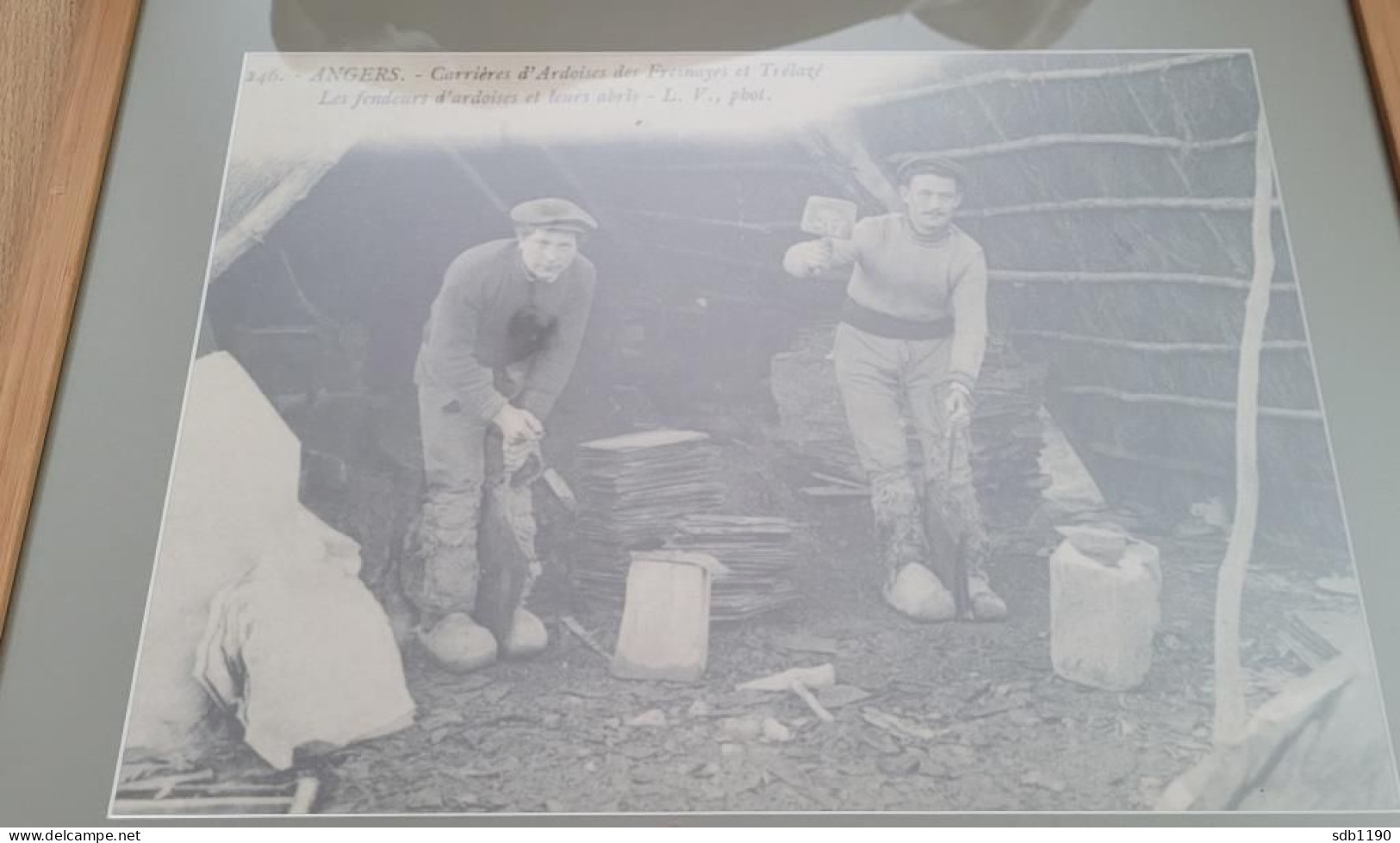 Cadre 51,5 X 40 -  Les Fendeurs D'ardoises Dans Leurs Abris (agrandissement Carte Postale Ancienne) - Artigianato