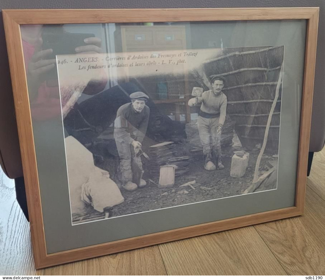 Cadre 51,5 x 40 -  Les fendeurs d'ardoises dans leurs abris (agrandissement carte postale ancienne)