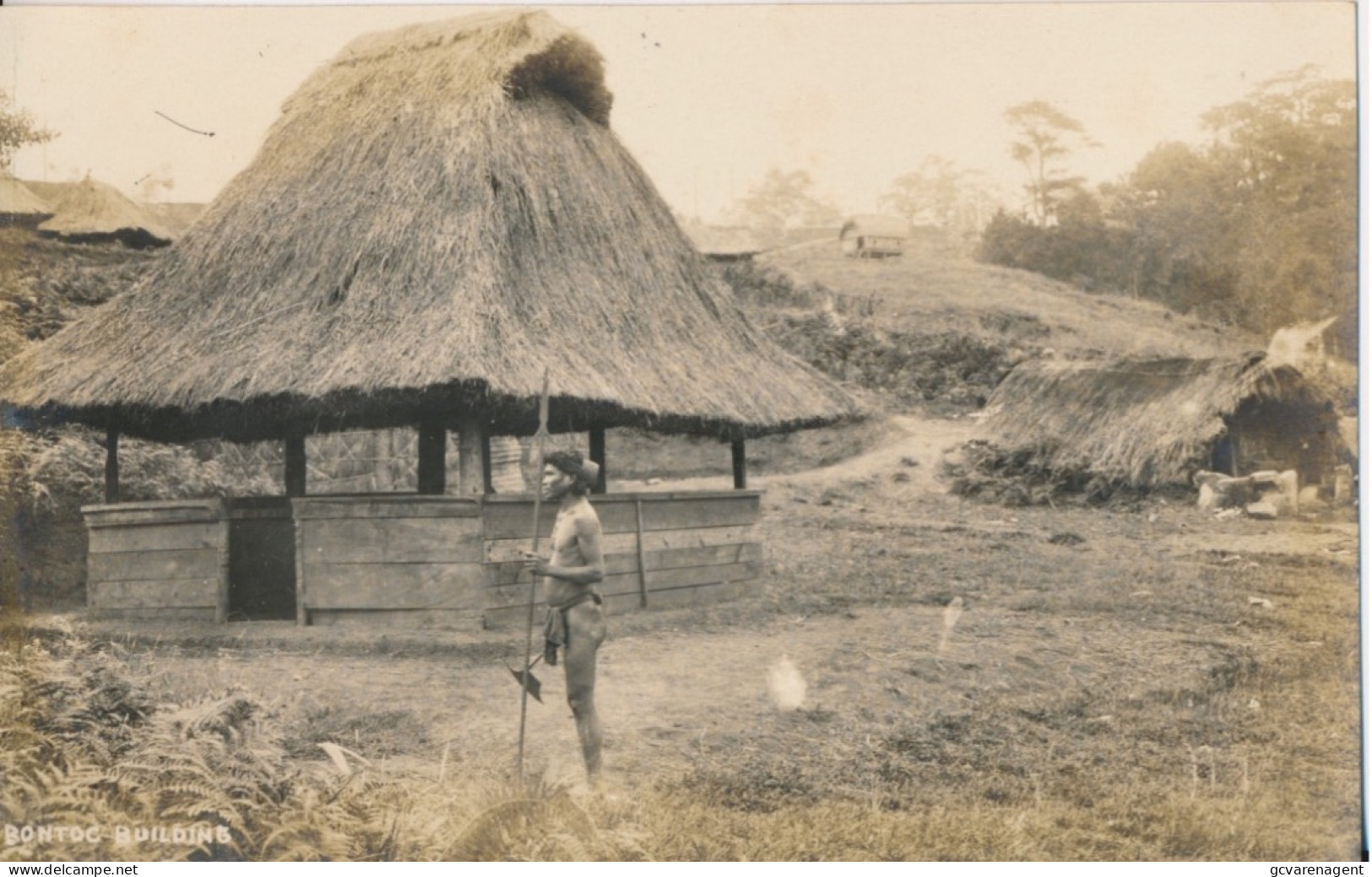 1929. BONTOC BUILDING = WARRIOR WITH SPEAR. CARTE PHOTO.       2 SCANS - Filippine