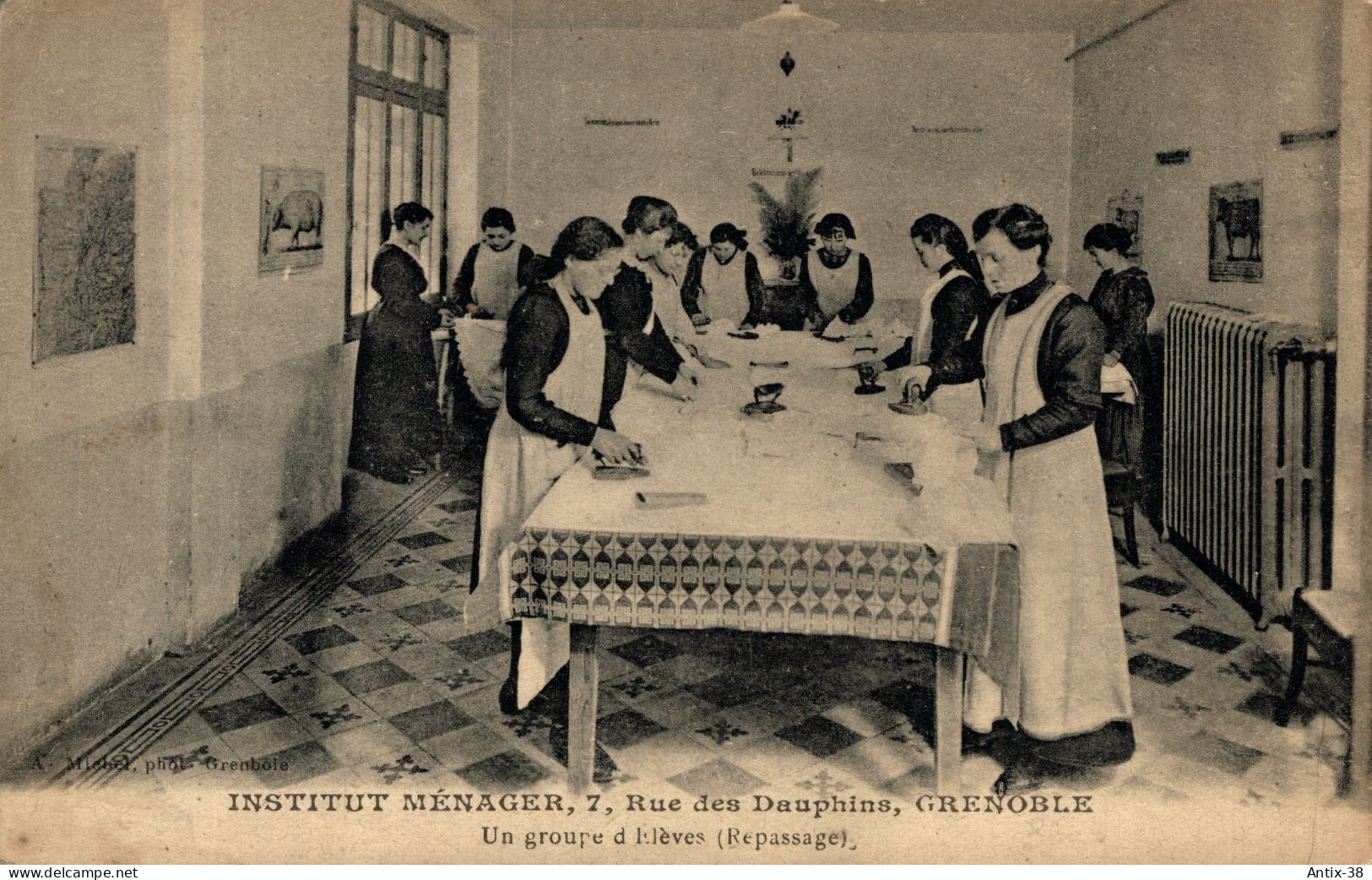 N76 - 38 - GRENOBLE - Isère - Institut Ménager - 7 Rue Des Dauphins - Un Groupe D'élèves - Repassage - Grenoble