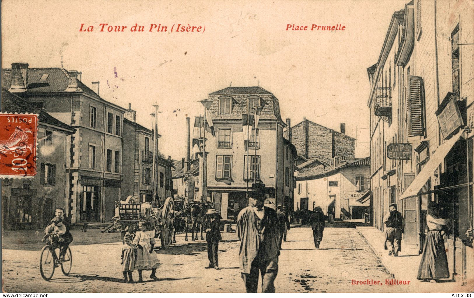 N76 - 38 - LA TOUR DU PIN - Isère - Place Prunelle - La Tour-du-Pin