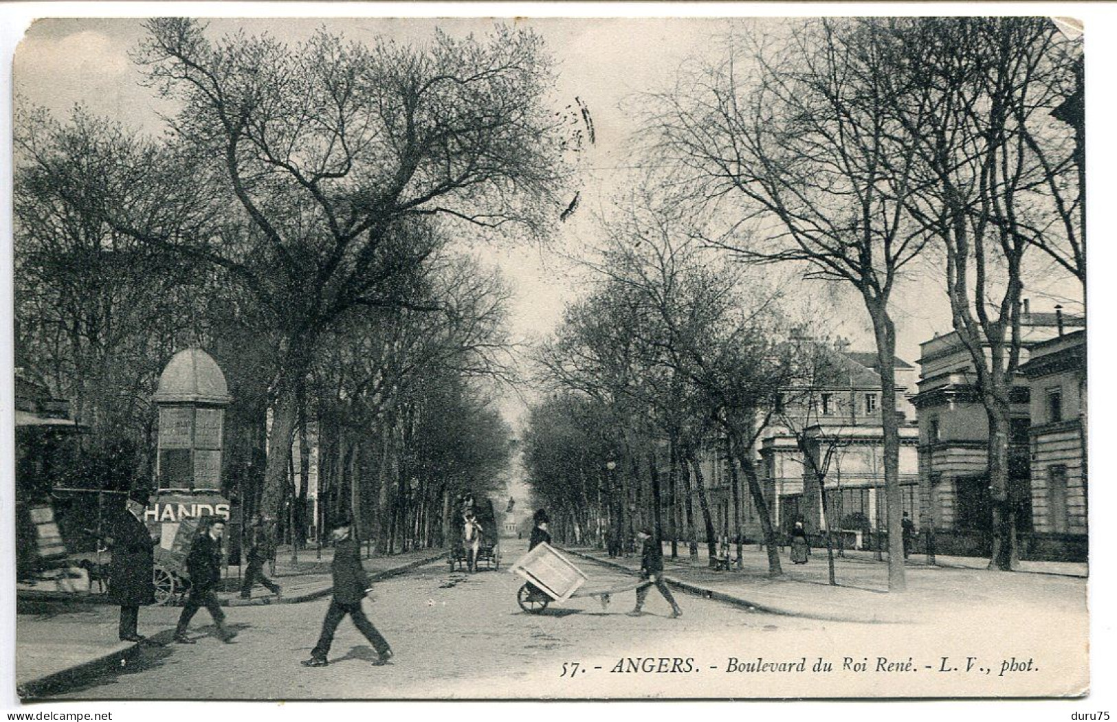 CPA Voyagé 1910 * ANGERS Boulevard Du Roi René ( Avec L'ancien Kiosque à Pointe Publicitaire Journaux ) L.V. Phot - Angers