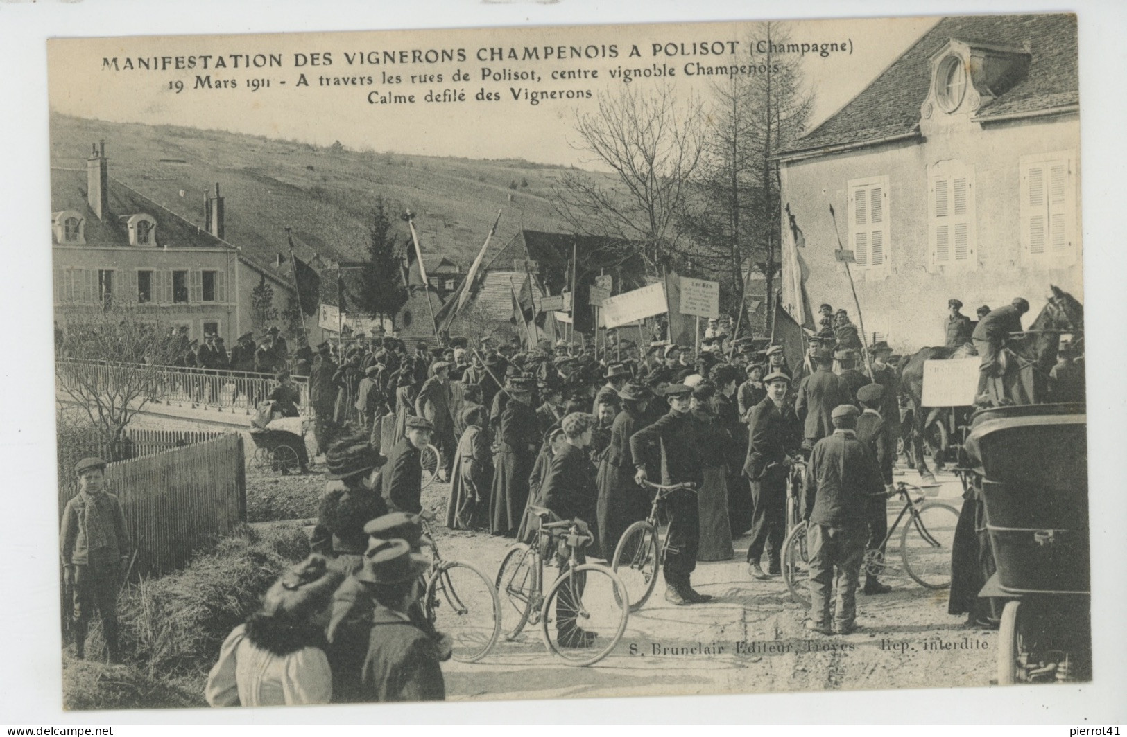 MANIFESTATION DES VIGNERONS CHAMPENOIS A POLISOT , Près BAR SUR SEINE - 19 Mars 1911- Défilé Des Vignerons Dans Les Rues - Bar-sur-Seine