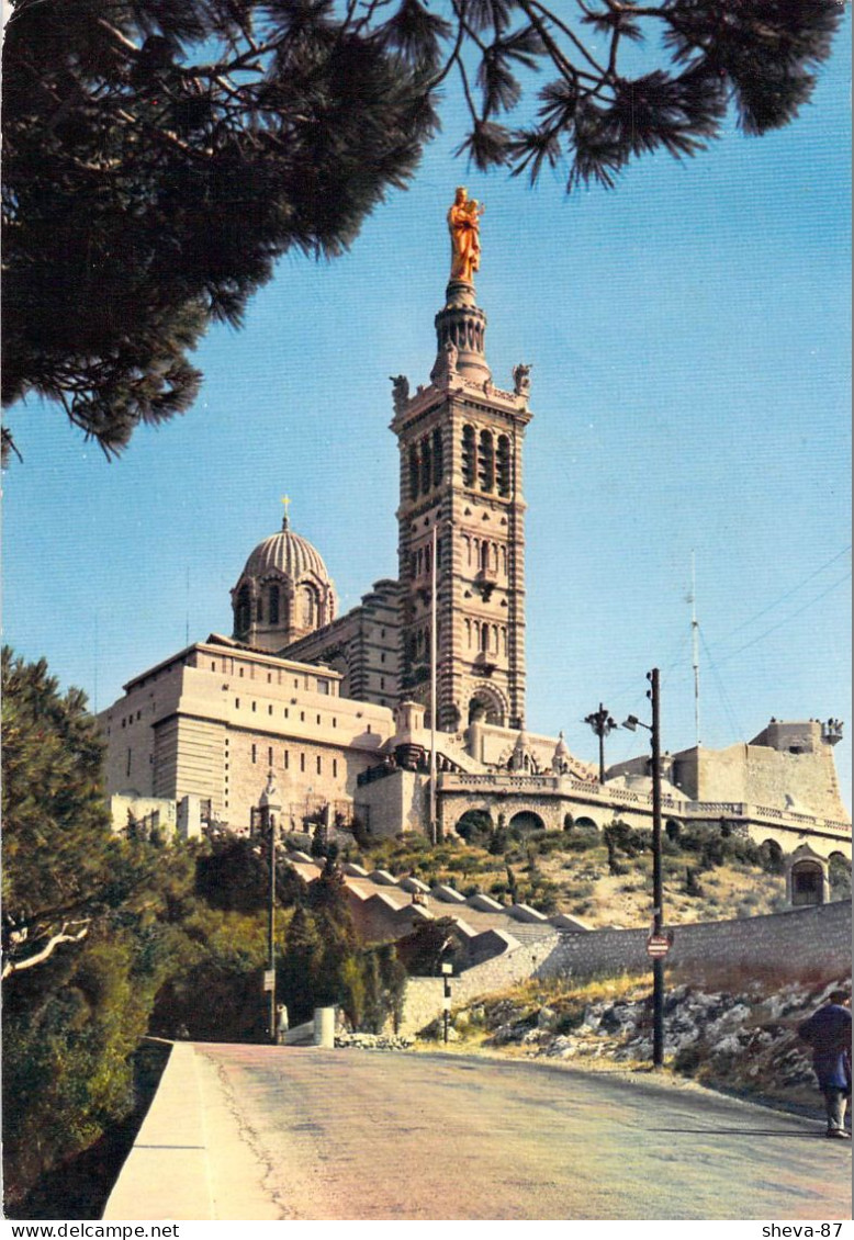 13 - Marseille - Basilique Notre Dame De La Garde Sur La Colline Sacrée - Notre-Dame De La Garde, Lift