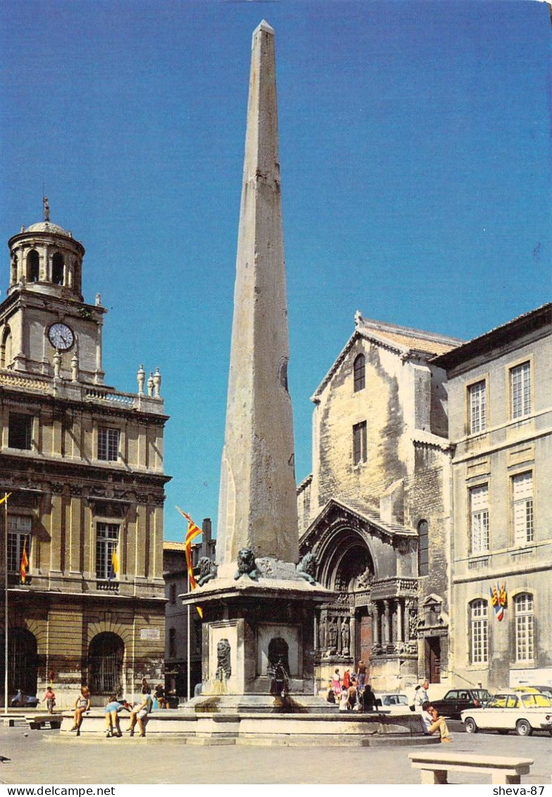 13 - Arles - Place De L'Hôtel De Ville - Arles