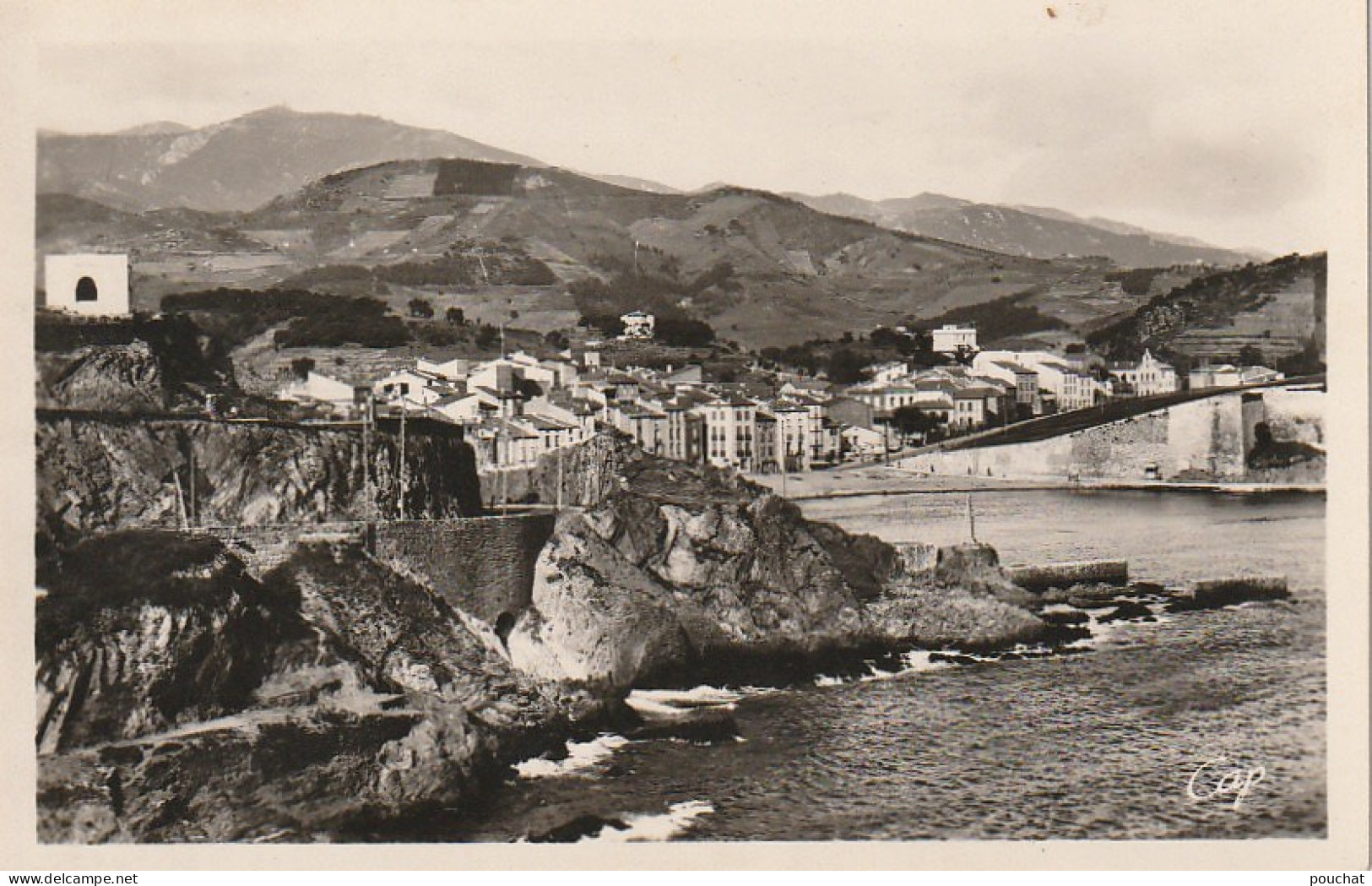 HO 15 - (66)  COLLIOURE  -  L'ENTREE DE LA VILLE  VUE DE LA CORNICHE  - 2 SCANS - Collioure