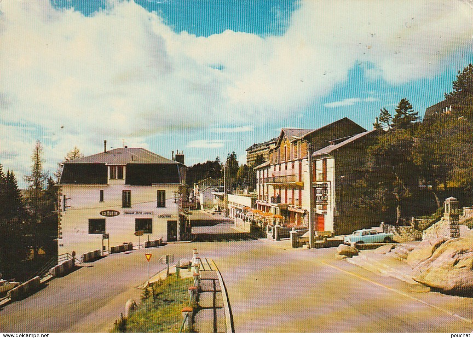 HO 17 - (66)  FONT ROMEU  - LE REGINA ( ENTREE DE LA STATION ) - HOTEL RESTAURANT- CARTE COULEURS -- 2 SCANS - Sonstige & Ohne Zuordnung