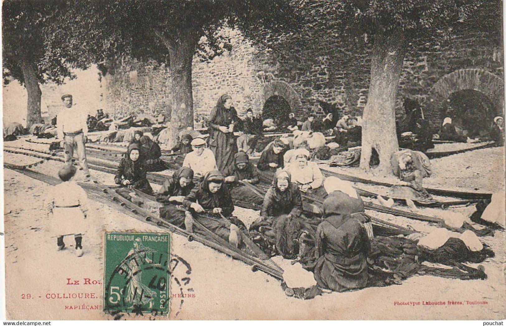 HO 19 - (66) COLLIOURE  -  FEMMES DE PECHEURS RAPIECANT LES FILETS - 2 SCANS - Collioure