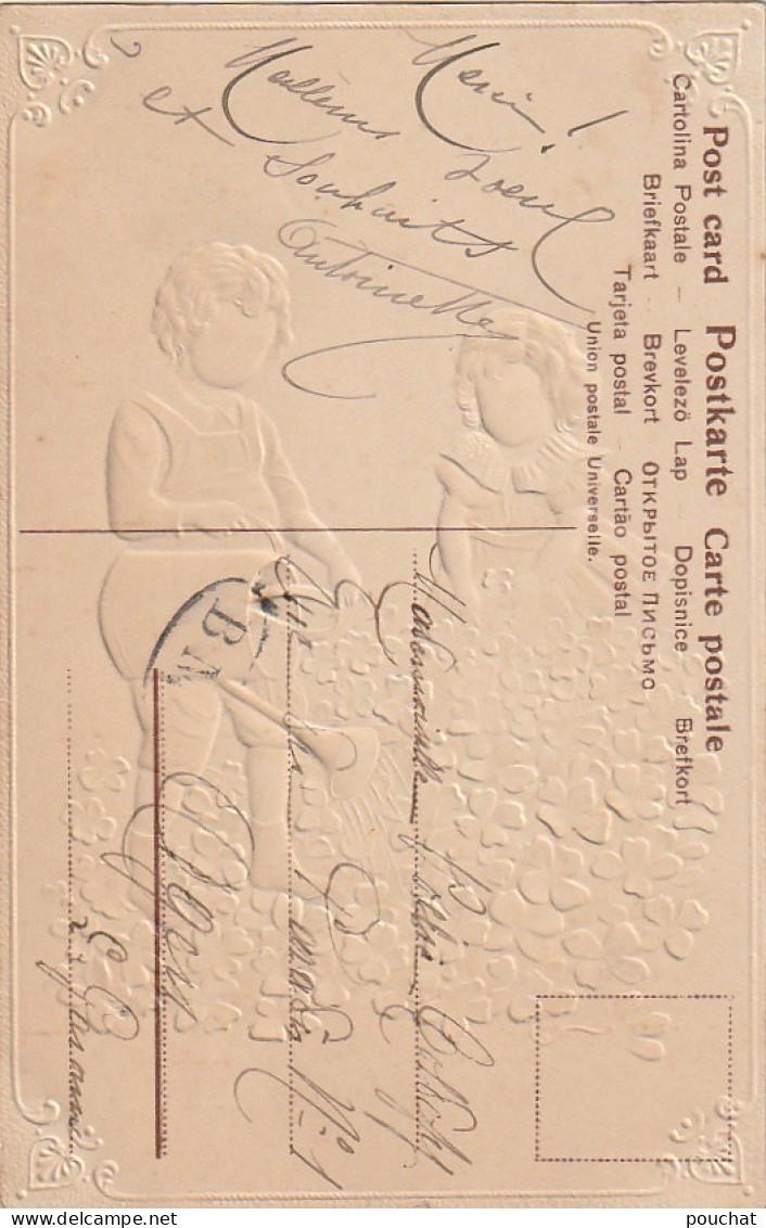 HO 22 - CARTE GAUFREE FANTAISIE " BONNE  ANNEE  " - COUPLE D'ENFANTS ARROSANT UN PARTERRE DE TREFLES- 2 SCANS  - Neujahr