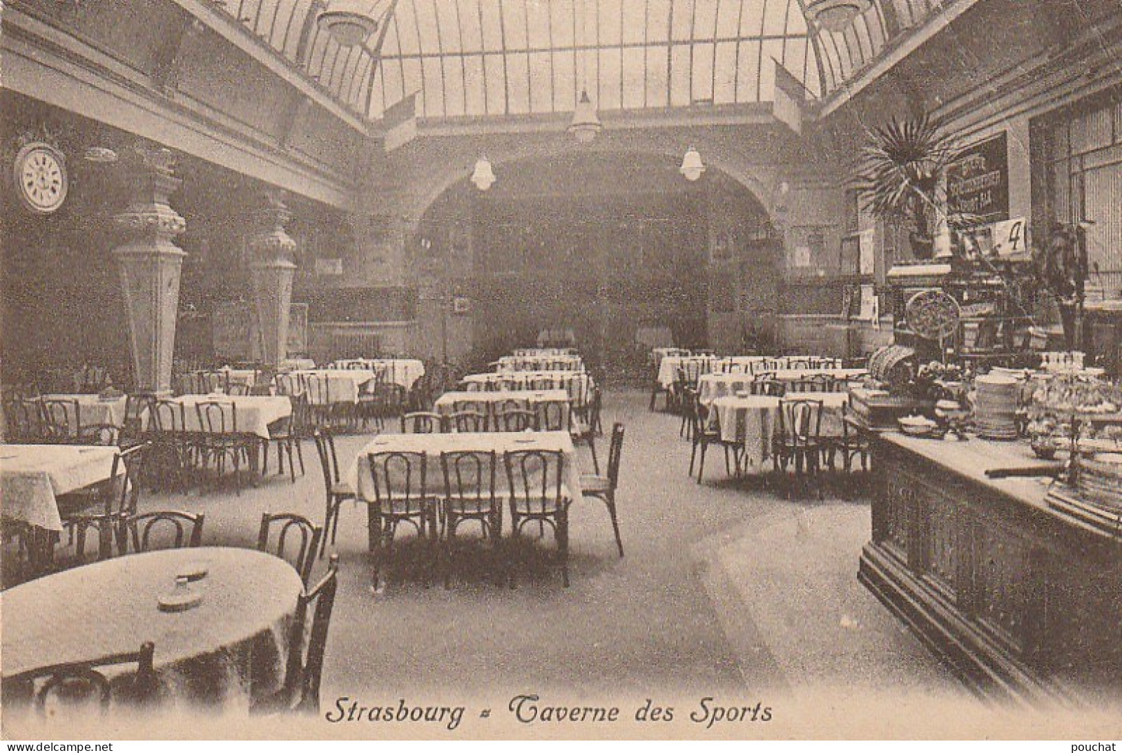 IN 3 - (67)  STRASBOURG - LA  TAVERNE DES SPORTS  -PROPRIETAIRE J. DIETZ  - SALLE -  2 SCANS - Straatsburg