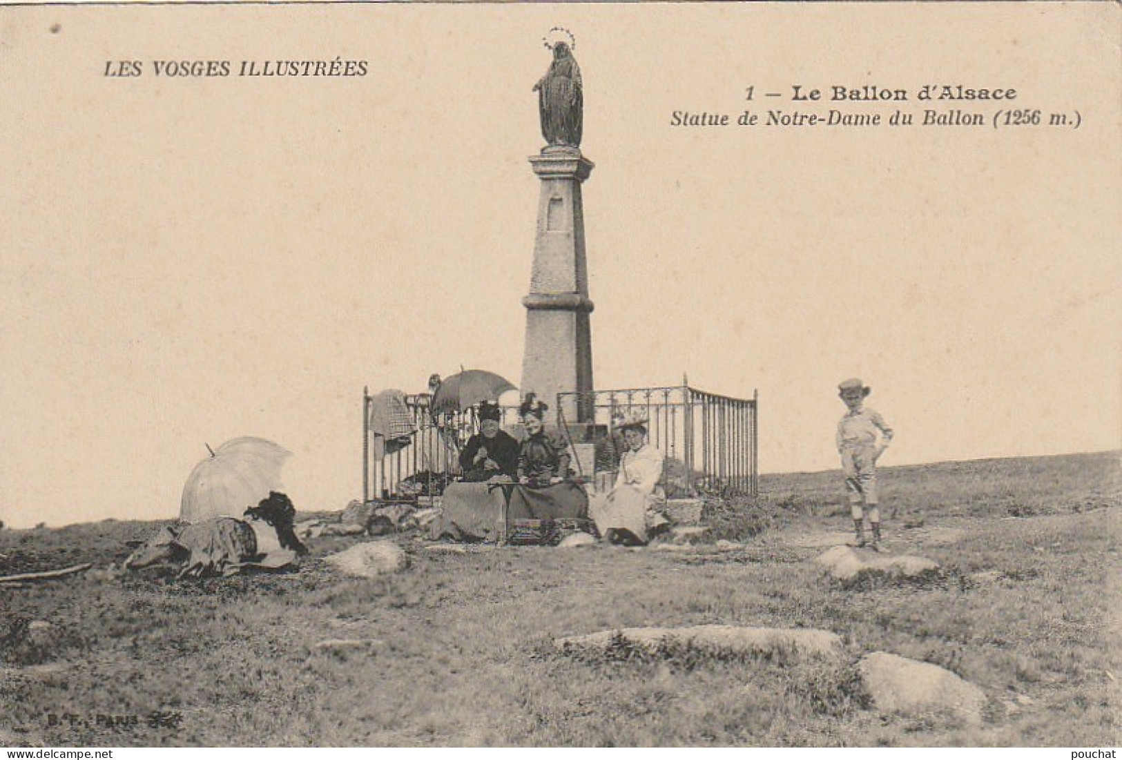 IN 5 - (68) LE BALLON D'ALSACE -  STATUE DE NOTRE DAME  DU BALLON - FAMILLE AU PIED DE LA STATUE - 2 SCANS  - Autres & Non Classés