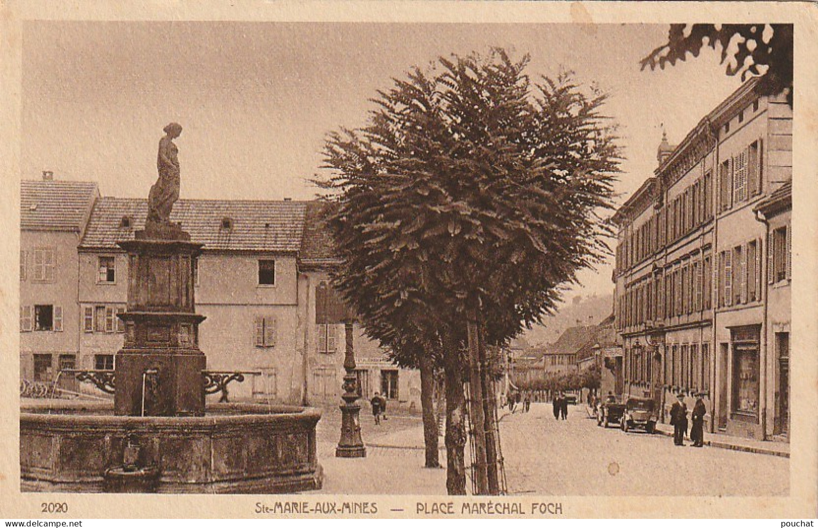 IN 5 - (68) SAINTE MARIE AUX MINES - PLACE MARECHAL FOCH  - FONTAINE DE LA JEUNE FILLE - AUTOMOBILES -    2 SCANS  - Sainte-Marie-aux-Mines