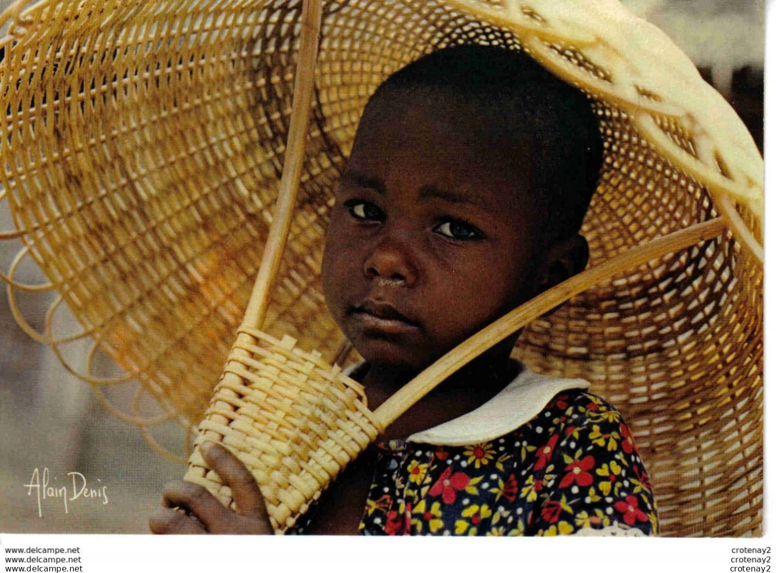 Lumières D'Afrique Enfant FILLETTE Sous L'ABAT JOUR En Osier Photo Alain Denis écrite De Bouaké En Côte D'Ivoire En 1982 - Ivory Coast