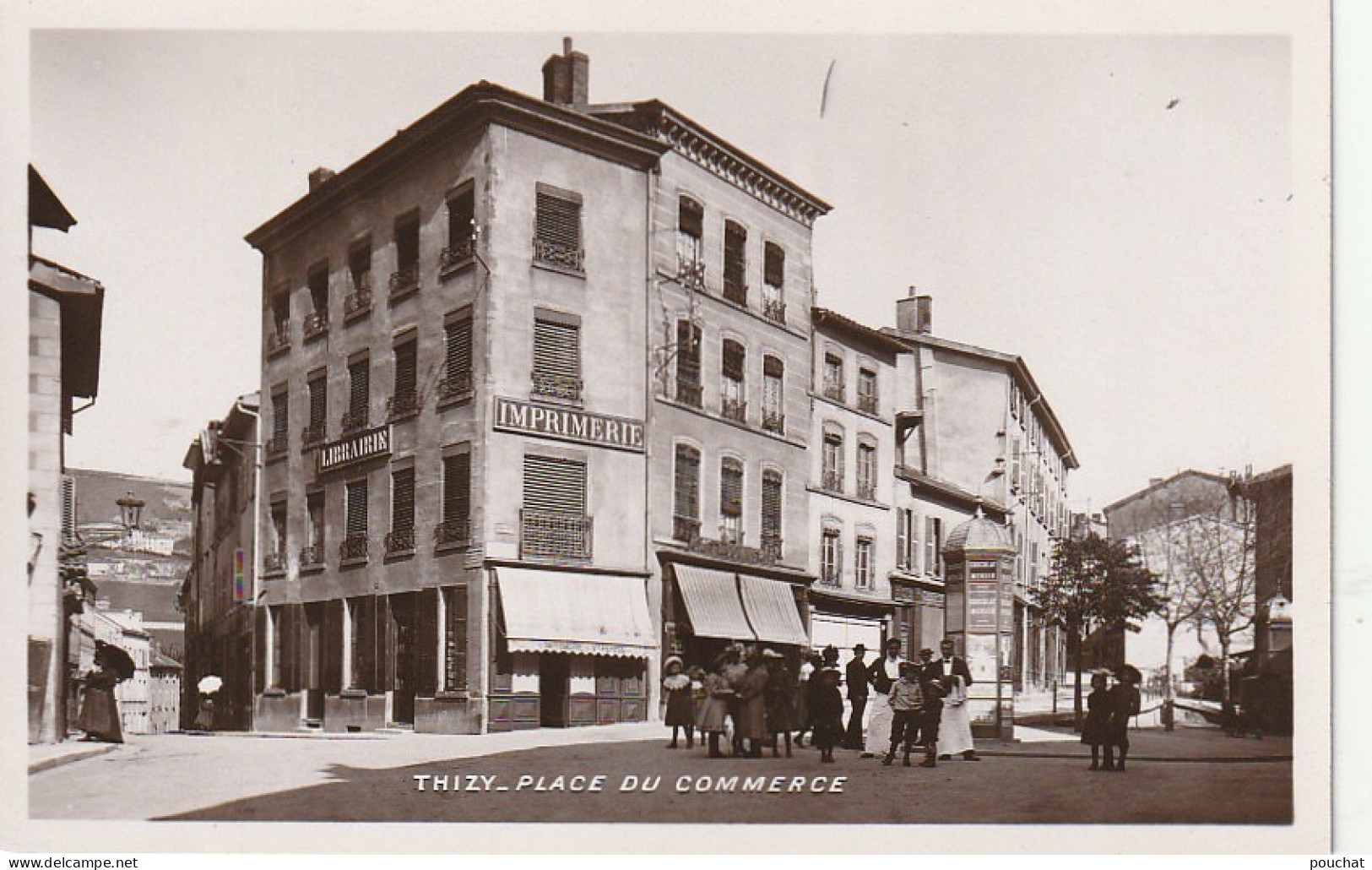 IN 7 - (69) THIZY  -  PLACE DU COMMERCE - IMPRIMERIE PERRIN- CAFE DU COMMERCE , PERSONNEL - 2 SCANS  - Thizy