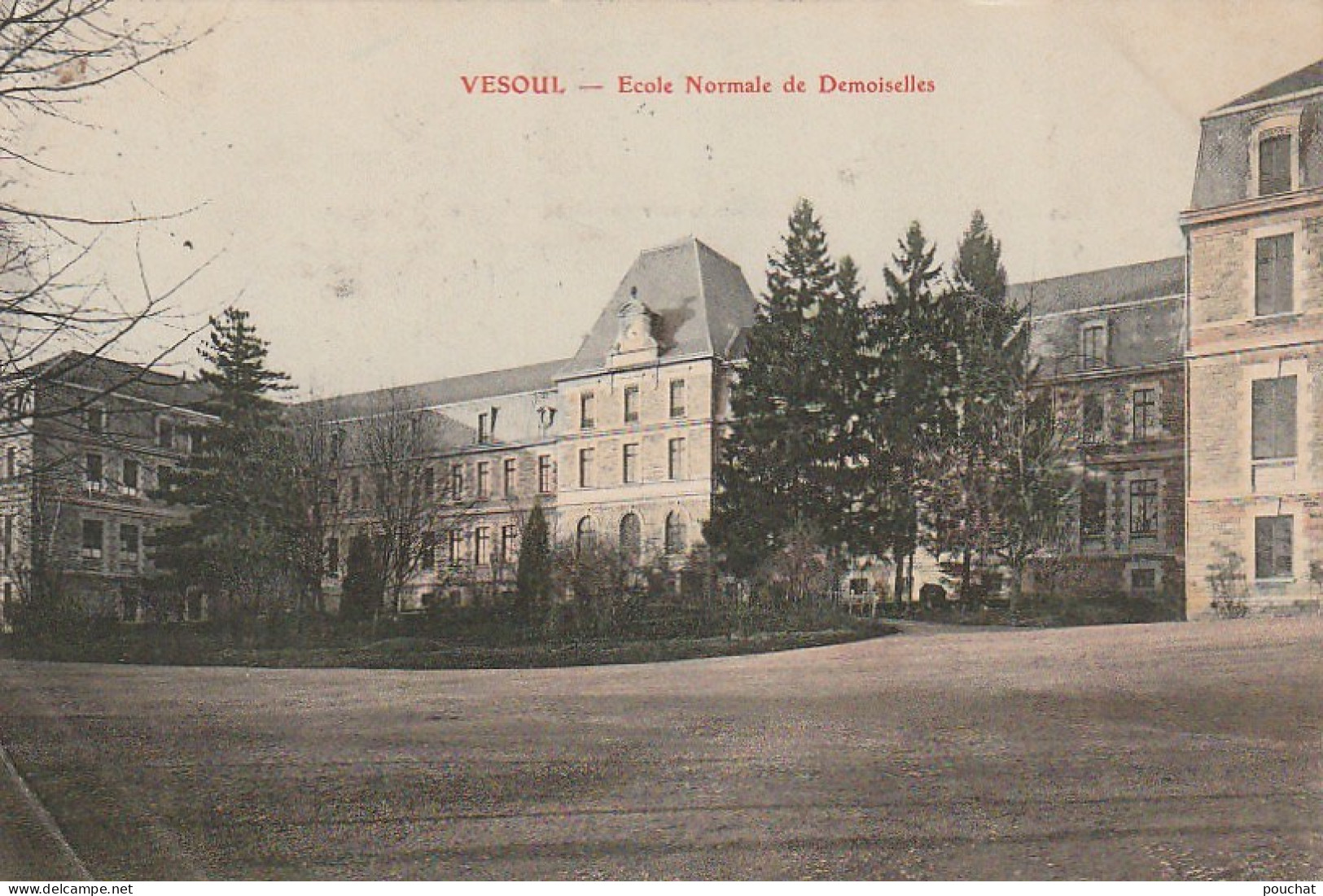 IN 10 - (70)   VESOUL  -  ECOLE NORMALE DE DEMOISELLES - CARTE COLORISEE - TIMBRE TAXE - 2 SCANS - Vesoul