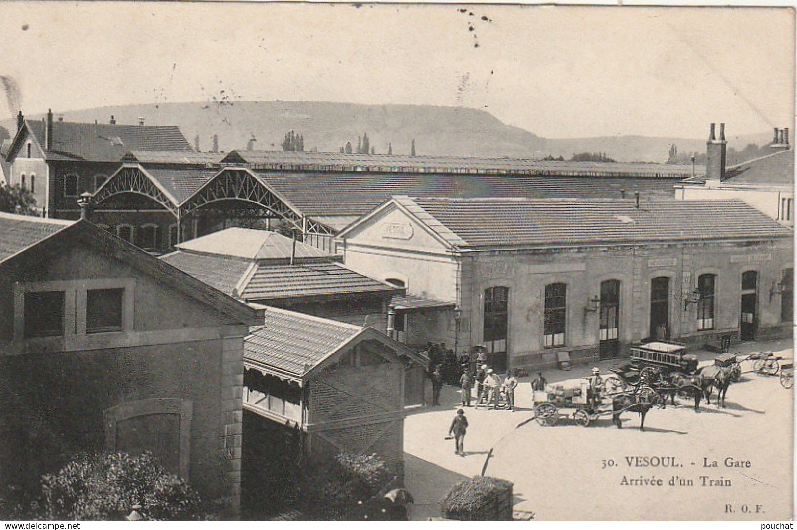 IN 10 - (70)  VESOUL - LA GARE - ARRIVEE D'UN TRAIN  - CARRIOLE A CHEVAL , VOITURE HIPPOMOBILE , CALECHE -  2 SCANS - Vesoul